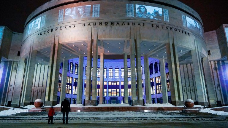 Световые проекции на фасаде Российской национальной библиотеки в Санкт-Петербурге Световые проекции на фасаде Российской национальной библиотеки в Санкт-Петербурге