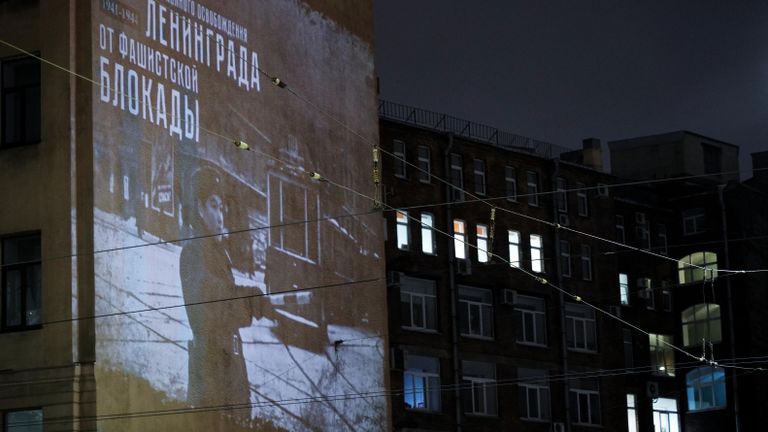 Световая проекция на здание на Московском проспекте в Санкт-Петербурге к годовщине освобождения Ленинграда от блокады Световая проекция на здание на Московском проспекте в Санкт-Петербурге к годовщине освобождения Ленинграда от блокады