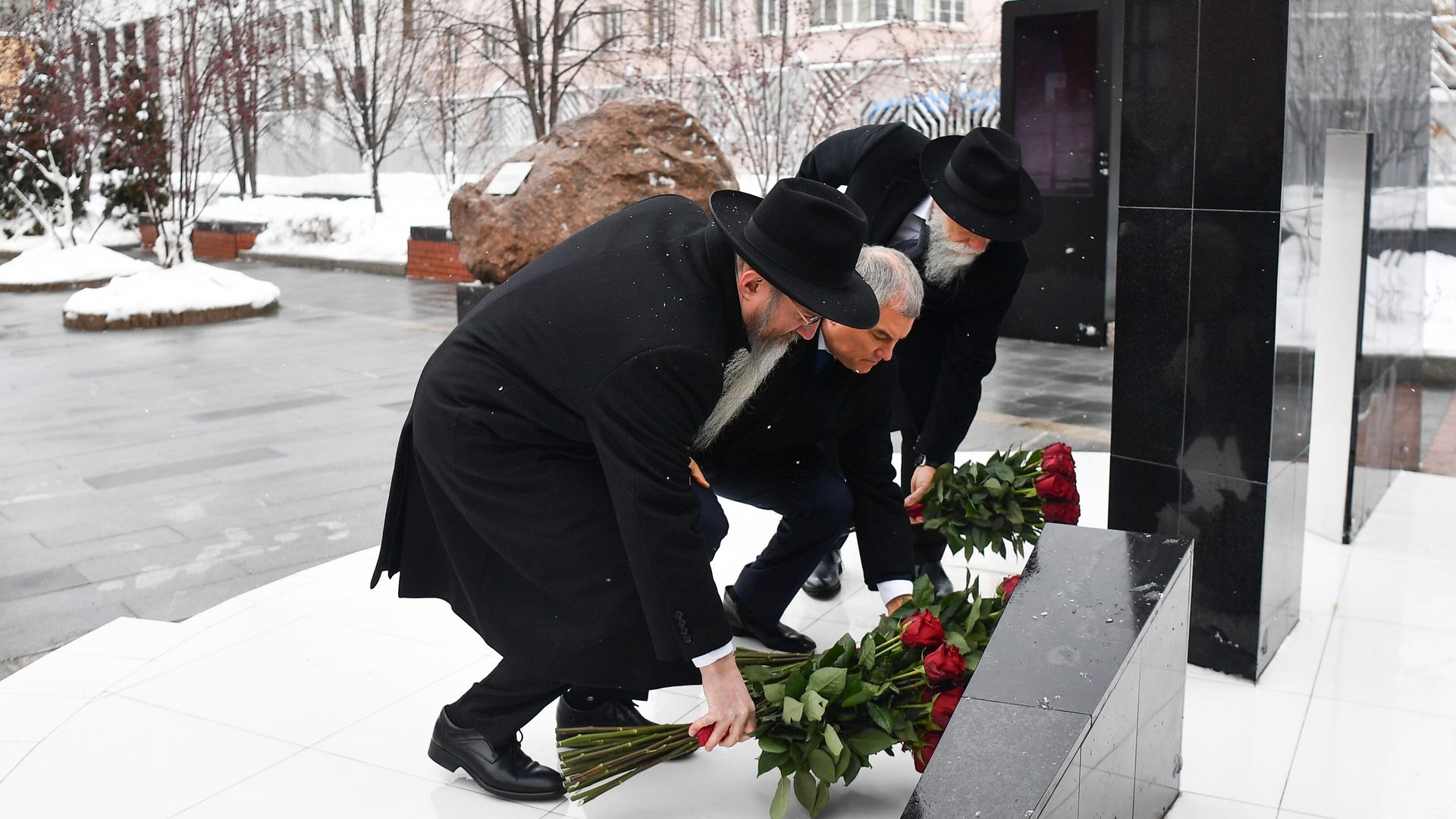Главный раввин России Берл Лазар, председатель Госдумы РФ Вячеслав Володин и президент Федерации еврейских общин России Александр Борода на церемонии возложения цветов в Международный день памяти жертв Холокоста Главный раввин России Берл Лазар, председатель Госдумы РФ Вячеслав Володин и президент Федерации еврейских общин России Александр Борода на церемонии возложения цветов в Международный день памяти жертв Холокоста - РИА Новости, 1920, 27.01.2022