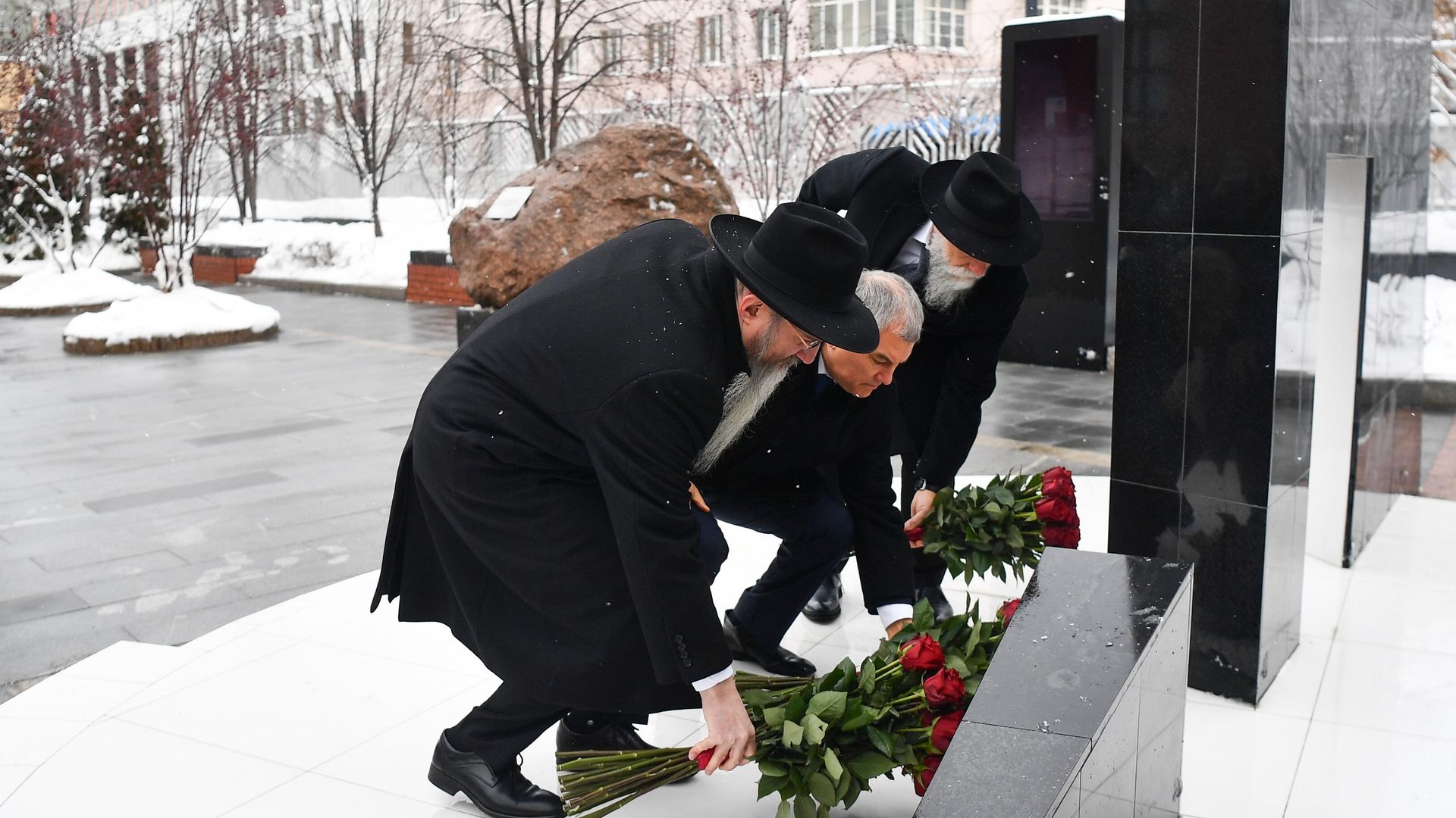 Главный раввин России Берл Лазар, председатель Госдумы РФ Вячеслав Володин и президент Федерации еврейских общин России Александр Борода на церемонии возложения цветов в Международный день памяти жертв Холокоста Главный раввин России Берл Лазар, председатель Госдумы РФ Вячеслав Володин и президент Федерации еврейских общин России Александр Борода на церемонии возложения цветов в Международный день памяти жертв Холокоста - РИА Новости, 1920, 27.01.2022