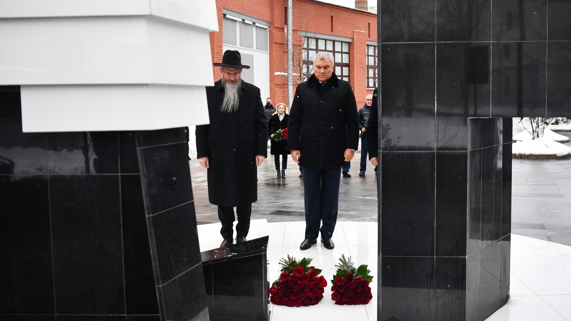 Главный раввин России Берл Лазар и председатель Госдумы РФ Вячеслав Володин на церемонии возложения цветов к памятнику героям Сопротивления в фашистских лагерях и еврейских гетто в годы Второй мировой войны Главный раввин России Берл Лазар и председатель Госдумы РФ Вячеслав Володин на церемонии возложения цветов к памятнику героям Сопротивления в фашистских лагерях и еврейских гетто в годы Второй мировой войны - РИА Новости, 1920, 27.01.2022