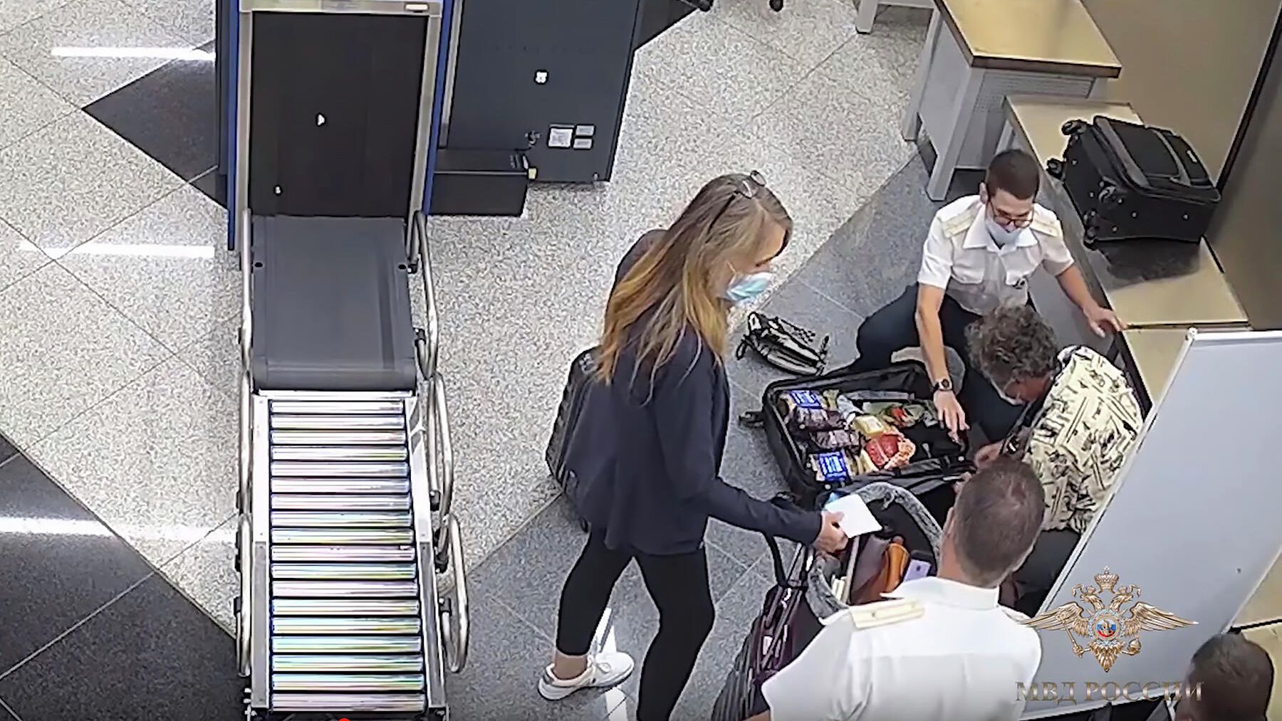 Кадр видео задержания Марка Фогеля на таможне в аэропорту Шереметьево Кадр видео задержания Марка Фогеля на таможне в аэропорту Шереметьево - РИА Новости, 1920, 05.02.2022