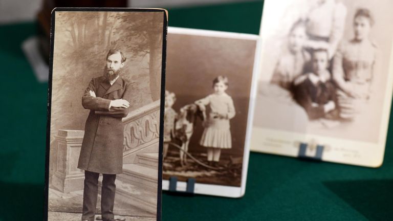 Фотографии в кабинете Сергея Третьякова, представленном в музее Павла и Сергея Третьяковых в Москве