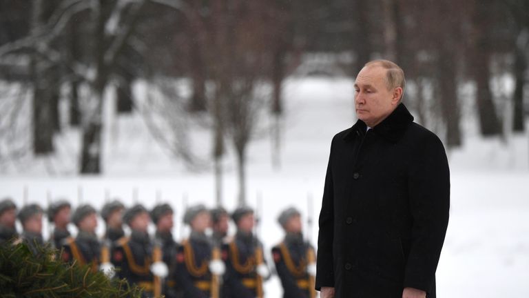 Президент РФ Владимир Путин Путин на торжественно-траурной церемонии возложения венков и цветов к монументу Мать-Родина на Пискаревском мемориальном кладбище в память о погибших в годы блокады. Президент РФ Владимир Путин Путин на торжественно-траурной церемонии возложения венков и цветов к монументу Мать-Родина на Пискаревском мемориальном кладбище в память о погибших в годы блокады.