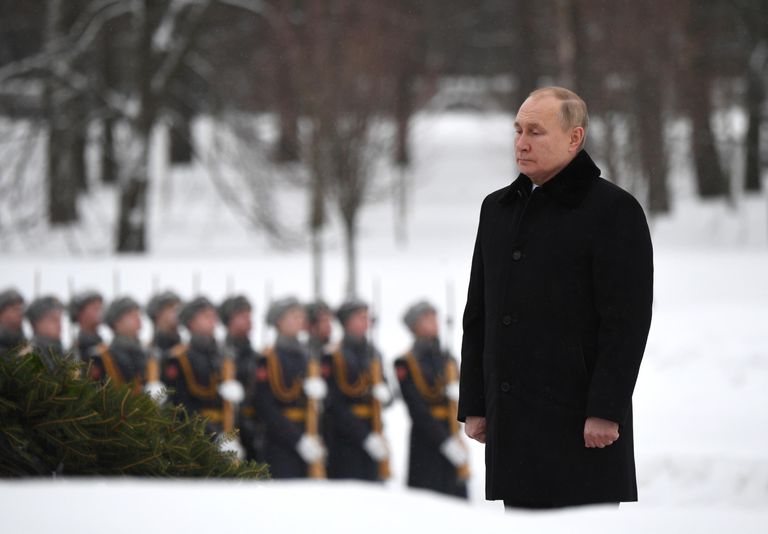 Президент РФ Владимир Путин Путин на торжественно-траурной церемонии возложения венков и цветов к монументу Мать-Родина на Пискаревском мемориальном кладбище в память о погибших в годы блокады. Президент РФ Владимир Путин Путин на торжественно-траурной церемонии возложения венков и цветов к монументу Мать-Родина на Пискаревском мемориальном кладбище в память о погибших в годы блокады.