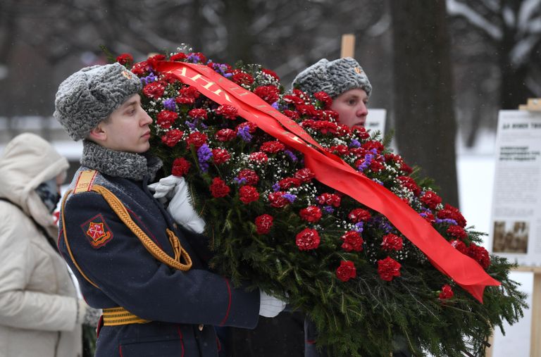 Военнослужащие почетного караула на торжественно-траурной церемонии возложения венков и цветов к монументу Мать-Родина на Пискаревском мемориальном кладбище в память о погибших в годы блокады Военнослужащие почетного караула на торжественно-траурной церемонии возложения венков и цветов к монументу Мать-Родина на Пискаревском мемориальном кладбище в память о погибших в годы блокады