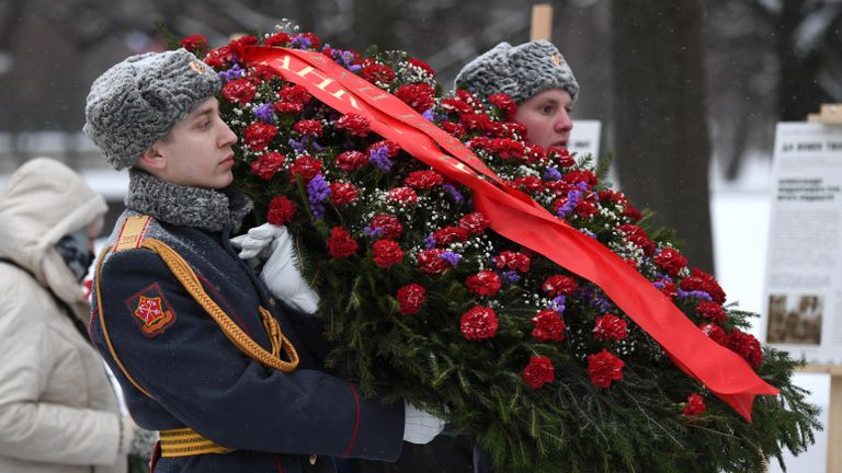 Военнослужащие почетного караула на торжественно-траурной церемонии возложения венков и цветов к монументу Мать-Родина на Пискаревском мемориальном кладбище в память о погибших в годы блокады Военнослужащие почетного караула на торжественно-траурной церемонии возложения венков и цветов к монументу Мать-Родина на Пискаревском мемориальном кладбище в память о погибших в годы блокады