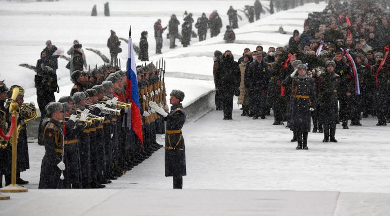 Музыканты военного оркестра почетного караула на торжественно-траурной церемонии возложения венков и цветов к монументу Мать-Родина на Пискаревском мемориальном кладбище Музыканты военного оркестра почетного караула на торжественно-траурной церемонии возложения венков и цветов к монументу Мать-Родина на Пискаревском мемориальном кладбище