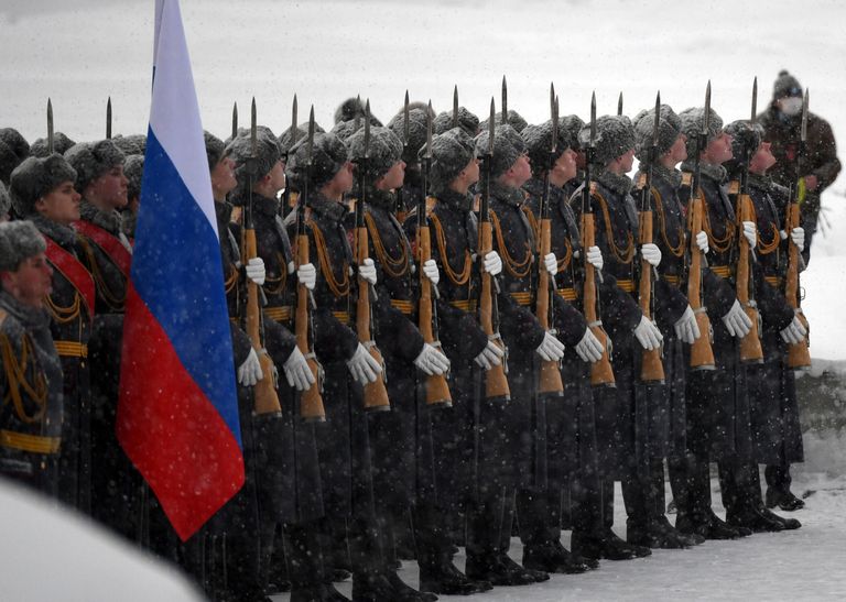 Военнослужащие почетного караула на торжественно-траурной церемонии на Пискаревском мемориальном кладбище в память о погибших в годы блокады Военнослужащие почетного караула на торжественно-траурной церемонии на Пискаревском мемориальном кладбище в память о погибших в годы блокады