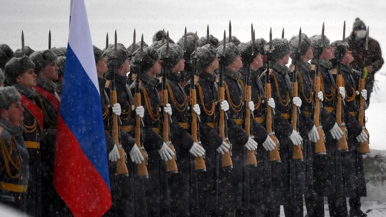 Военнослужащие почетного караула на торжественно-траурной церемонии на Пискаревском мемориальном кладбище в память о погибших в годы блокады Военнослужащие почетного караула на торжественно-траурной церемонии на Пискаревском мемориальном кладбище в память о погибших в годы блокады