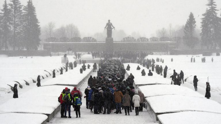 Участники торжественно-траурной церемонии возложения венков и цветов к монументу Мать-Родина на Пискаревском мемориальном кладбище в память о погибших в годы блокады Участники торжественно-траурной церемонии возложения венков и цветов к монументу Мать-Родина на Пискаревском мемориальном кладбище в память о погибших в годы блокады