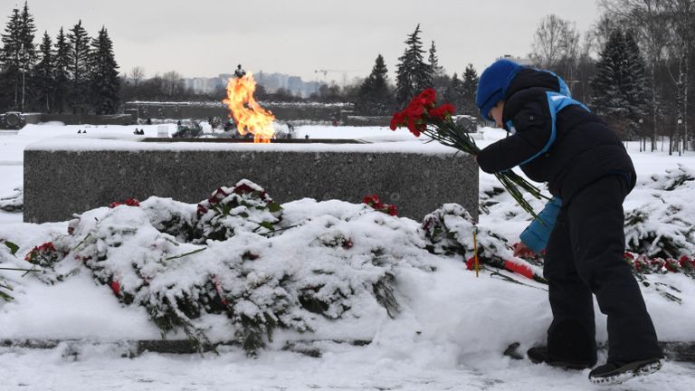 Мальчик возлагает цветы к вечному огню у монумента Мать-Родина на Пискаревском мемориальном кладбище в память о погибших в годы блокады Мальчик возлагает цветы к вечному огню у монумента Мать-Родина на Пискаревском мемориальном кладбище в память о погибших в годы блокады