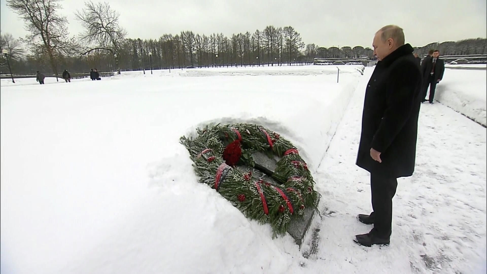 Путин почтил память жертв блокады Ленинграда Путин почтил память жертв блокады Ленинграда - РИА Новости, 1920, 27.01.2022
