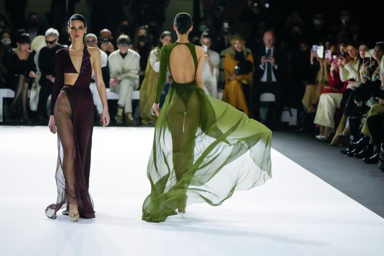 Модель на показе коллекции одежды Stephane Rolland весна-лето 2022 Haute Couture в Париже