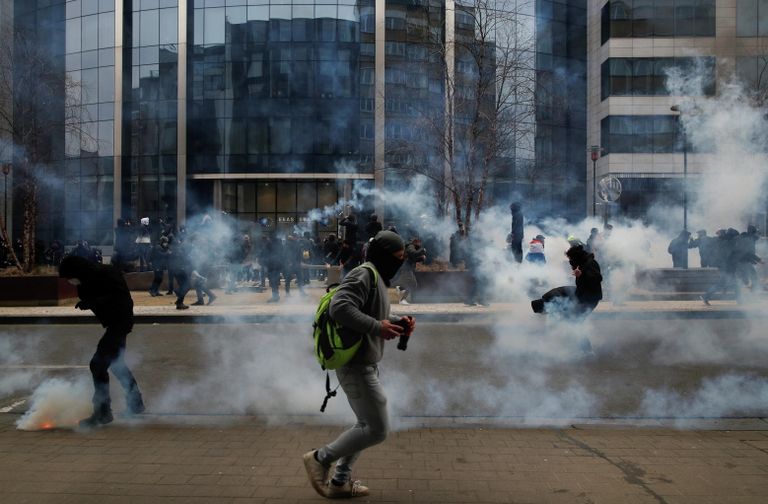 Протестующие во время демонстрации против ограничений, введенных правительством Бельгии для сдерживания распространения COVID-19, в Брюсселе, Бельгия