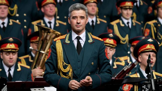 Художественный руководитель Академического ансамбля песни и пляски Российской Армии имени А. В. Александрова, полковник Геннадий Саченюк перед началом концерта Художественный руководитель Академического ансамбля песни и пляски Российской Армии имени А. В. Александрова, полковник Геннадий Саченюк перед началом концерта