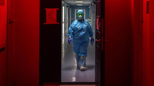 Медицинский работник в реанимационном отделении COVID-госпиталя в Симферопольской клинической больнице №7