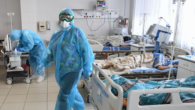 Медицинские работники и пациенты в реанимационном отделении COVID-госпиталя