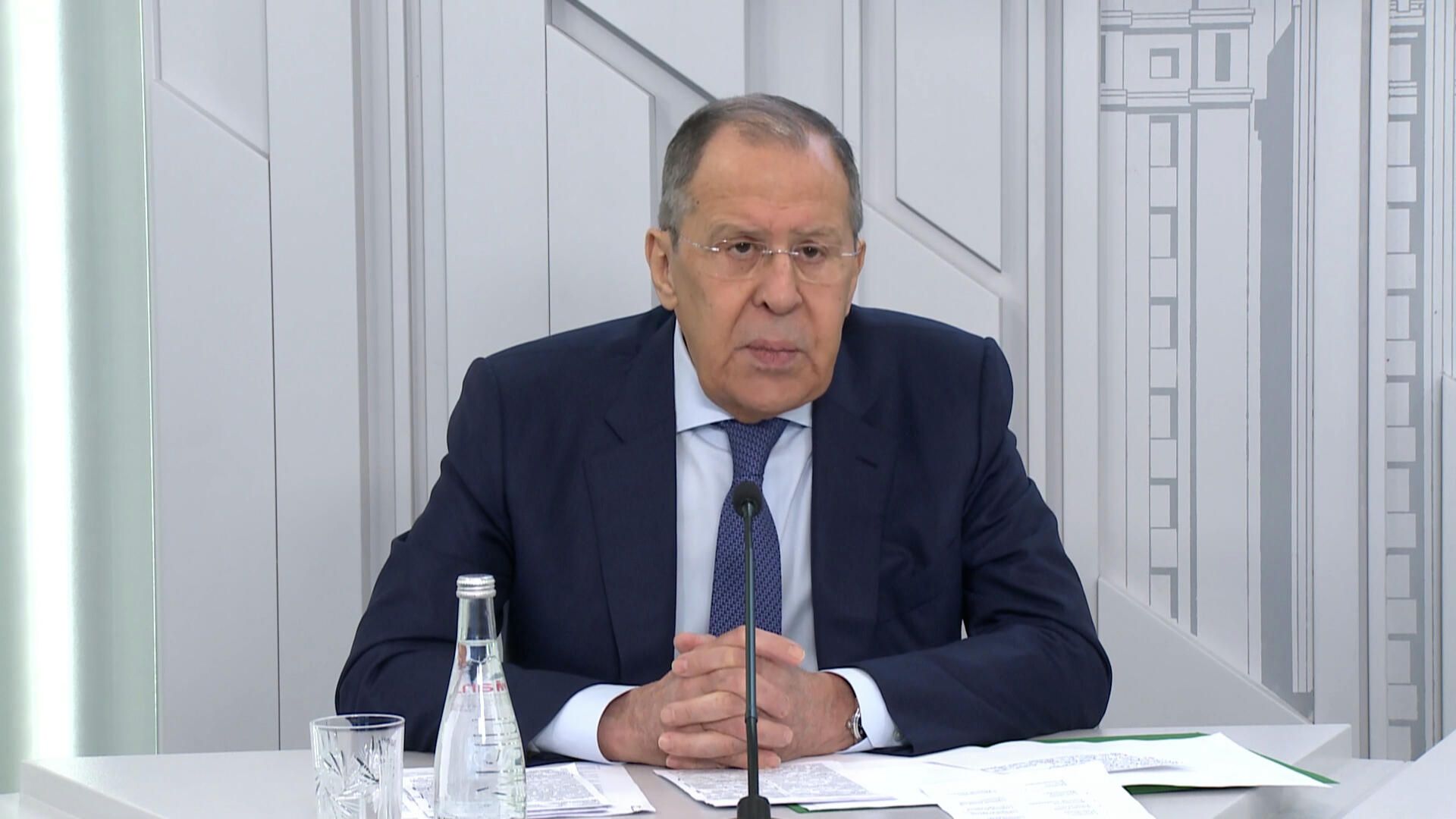 Лавров об эвакуации дипломатов: Может быть нам тоже принять меры предосторожности Лавров об эвакуации дипломатов: Может быть нам тоже принять меры предосторожности - РИА Новости, 1920, 28.01.2022
