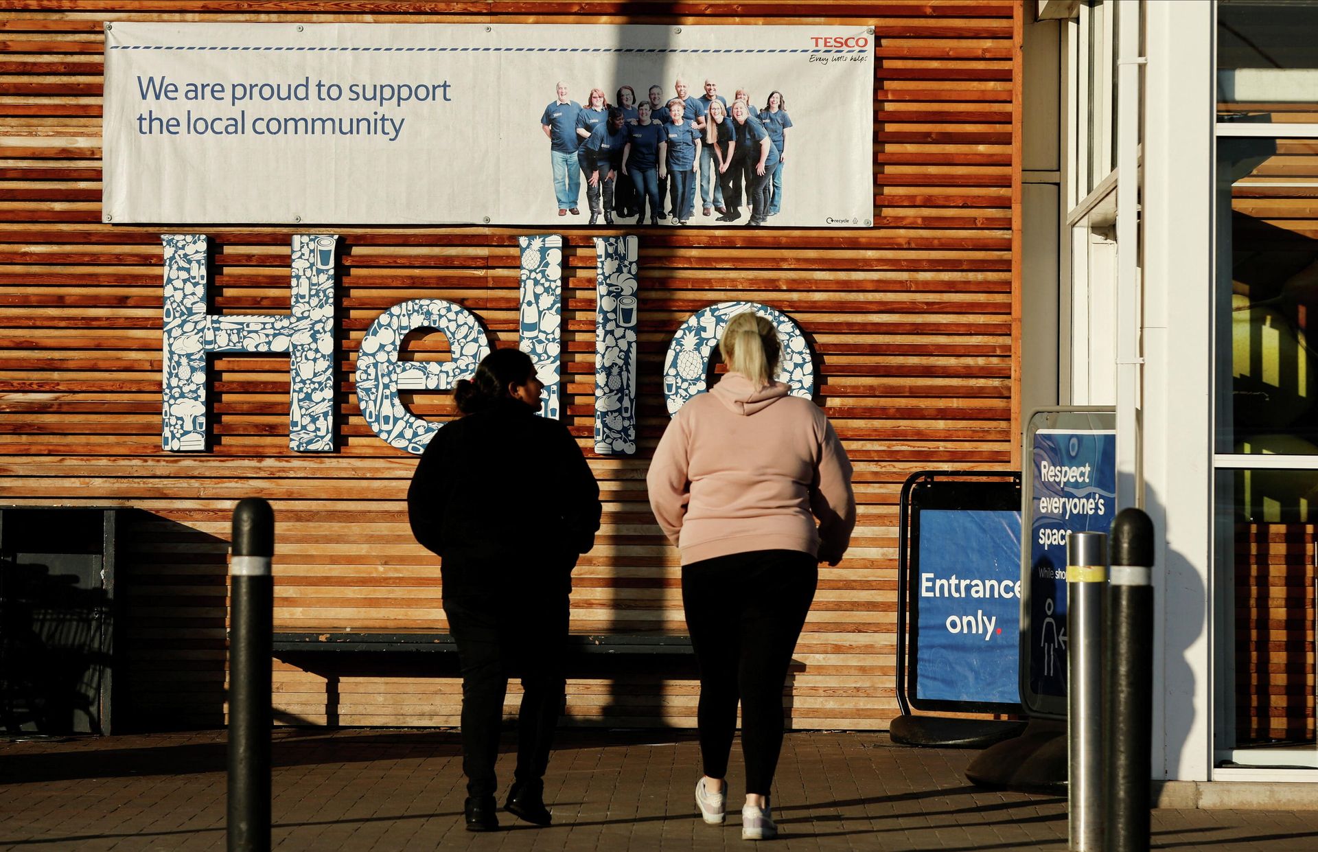 Покупатели у входа в супермаркет Tesco в Великобритании Покупатели у входа в супермаркет Tesco в Великобритании - РИА Новости, 1920, 28.01.2022