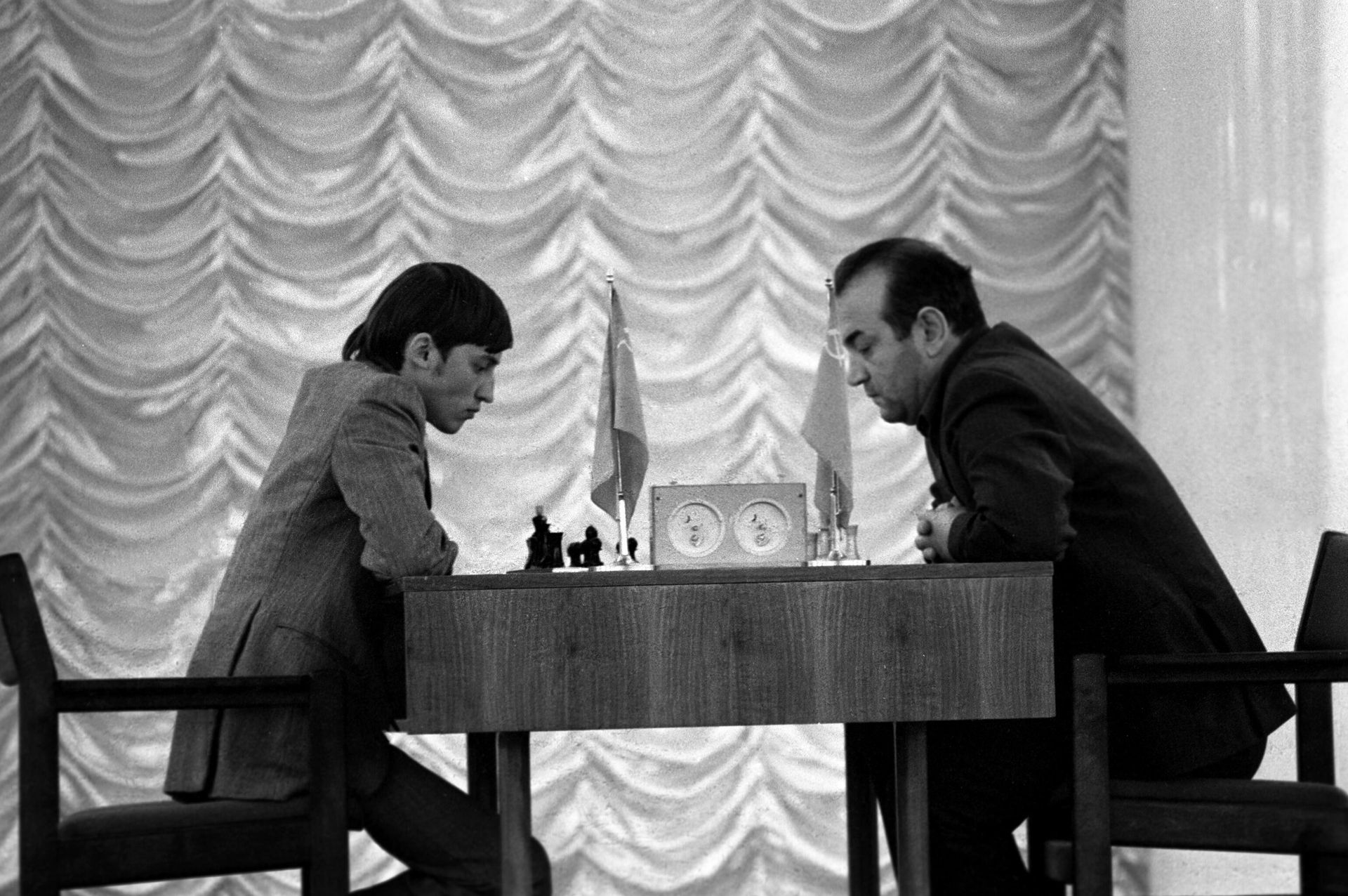 Шахматисты Анатолий Карпов и Виктор Корчной (слева направо) в 1974 году Шахматисты Анатолий Карпов и Виктор Корчной (слева направо) в 1974 году - РИА Новости, 1920, 28.01.2022