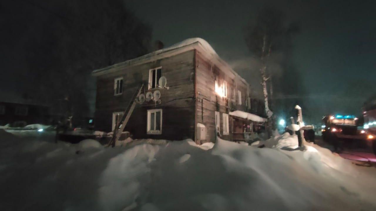 На месте пожара в квартире 2-хэтажного деревянного жилого доме в Архангельской области На месте пожара в квартире 2-хэтажного деревянного жилого доме в Архангельской области - РИА Новости, 1920, 29.01.2022