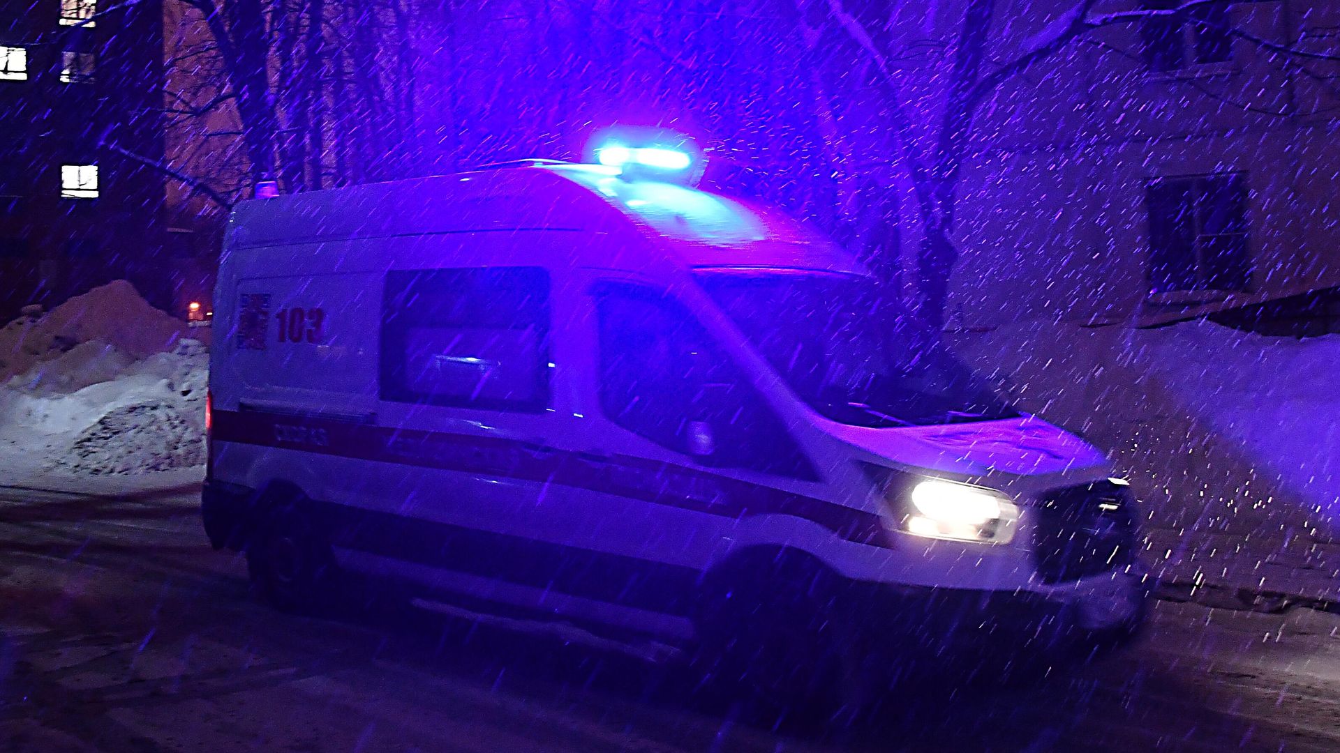 Машина скорой помощи заезжает во двор жилого дома в Москве - РИА Новости, 1920, 30.01.2022