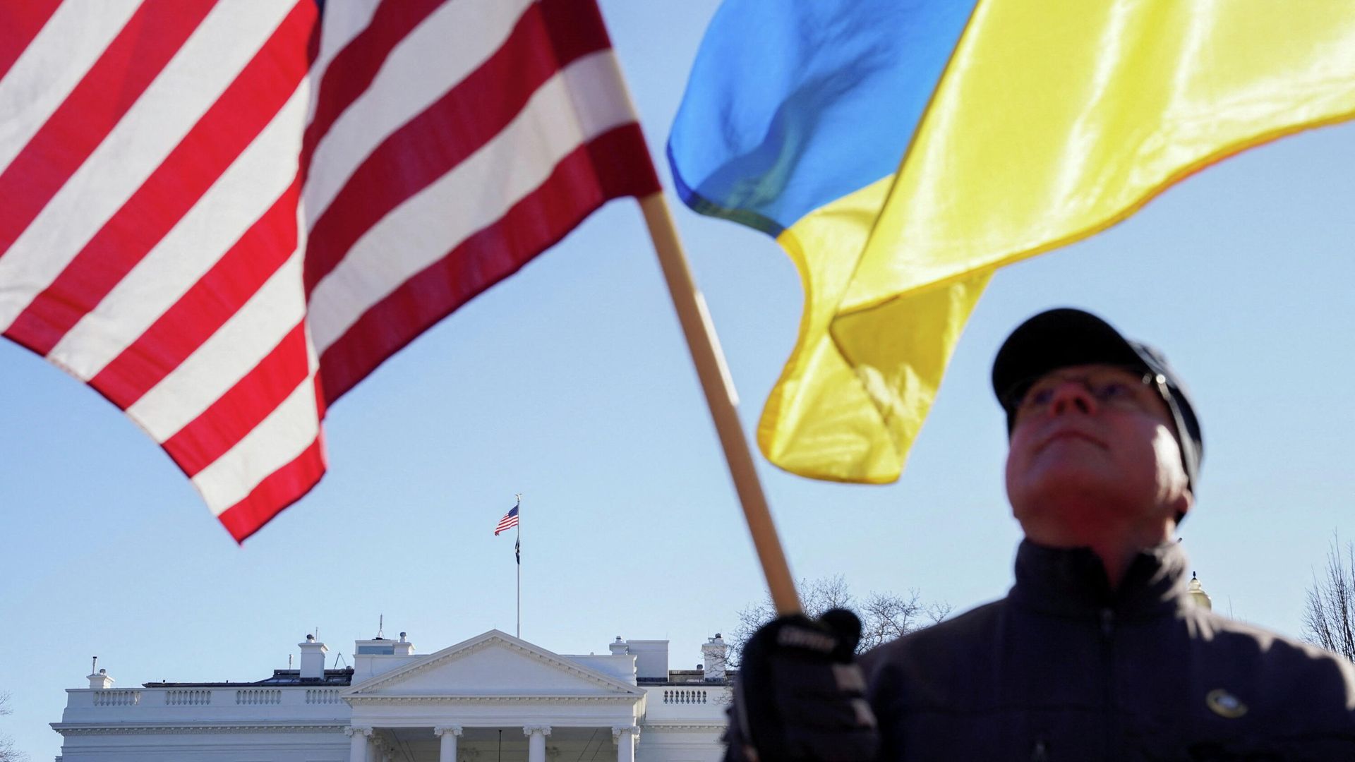 Участник акции протеста против возможного вторжения России на Украину напротив Белого дома в Вашингтоне Участник акции протеста против возможного вторжения России на Украину напротив Белого дома в Вашингтоне - РИА Новости, 1920, 13.02.2022