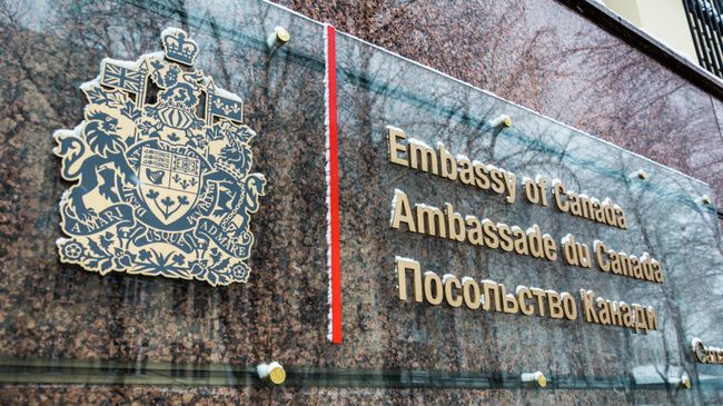 Табличка на здании посольства Канады в Киеве, Украина