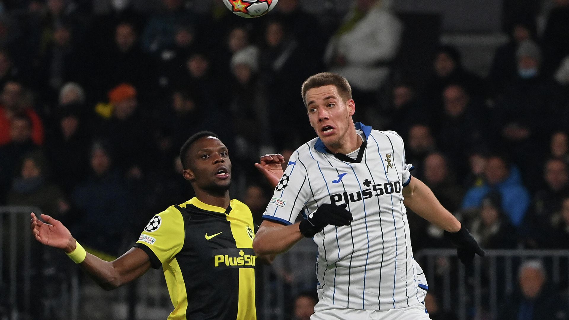 Atalanta's Croatian midfielder Mario Pasalic (R) heads the ball past Young Boys' Luxembourgish midfielder Christopher Martins during the UEFA Champions League group F football match between BSC Young Boys and Atalanta BC at Stadion Wankdorf in Bern on November 23, 2021. (Photo by Fabrice COFFRINI / AFP) Atalanta's Croatian midfielder Mario Pasalic (R) heads the ball past Young Boys' Luxembourgish midfielder Christopher Martins during the UEFA Champions League group F football match between BSC Young Boys and Atalanta BC at Stadion Wankdorf in Bern on November 23, 2021. (Photo by Fabrice COFFRINI / AFP) - РИА Новости, 1920, 30.01.2022