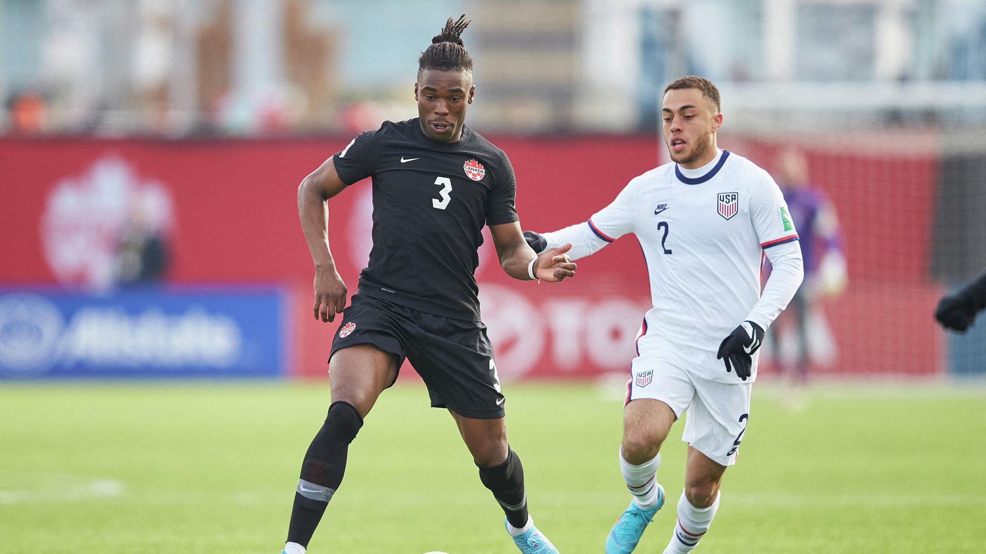 Canada’s Sam Adekugbe (L) controls the ball as he is guarded by the United States’ Sergiсo Dest during the World Cup qualifying match between Canada and the United States in Hamilton, Ontario, on January 30, 2022. (Photo by Geoff Robins / AFP) Canada’s Sam Adekugbe (L) controls the ball as he is guarded by the United States’ Sergiсo Dest during the World Cup qualifying match between Canada and the United States in Hamilton, Ontario, on January 30, 2022. (Photo by Geoff Robins / AFP) - РИА Новости, 1920, 31.01.2022
