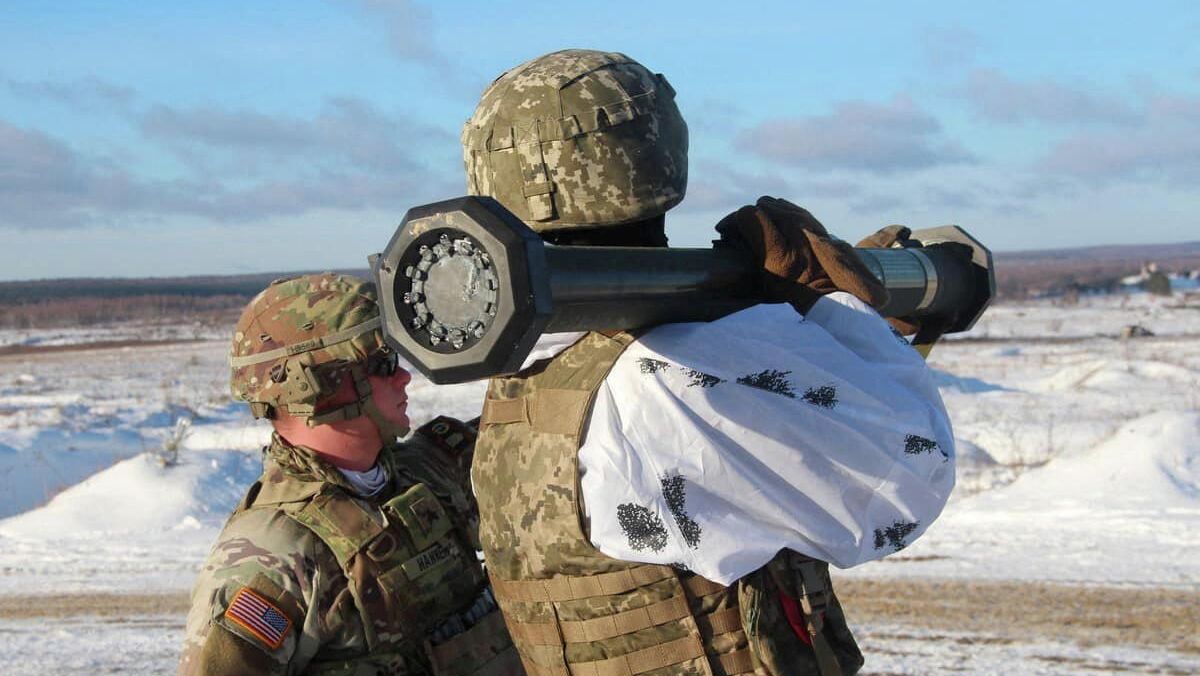 Американский инструктор обучает украинского военного работе с гранатометом M141 Bunker Defeat Munition (SMAW-D), поставленным из США Американский инструктор обучает украинского военного работе с гранатометом M141 Bunker Defeat Munition (SMAW-D), поставленным из США - РИА Новости, 1920, 31.01.2022