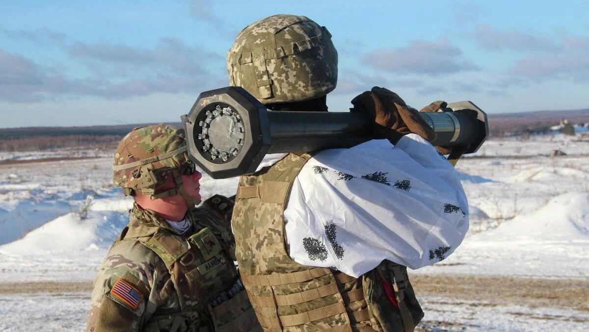 Американский инструктор обучает украинского военного работе с гранатометом M141 Bunker Defeat Munition (SMAW-D), поставленным из США - РИА Новости, 1920, 06.02.2022