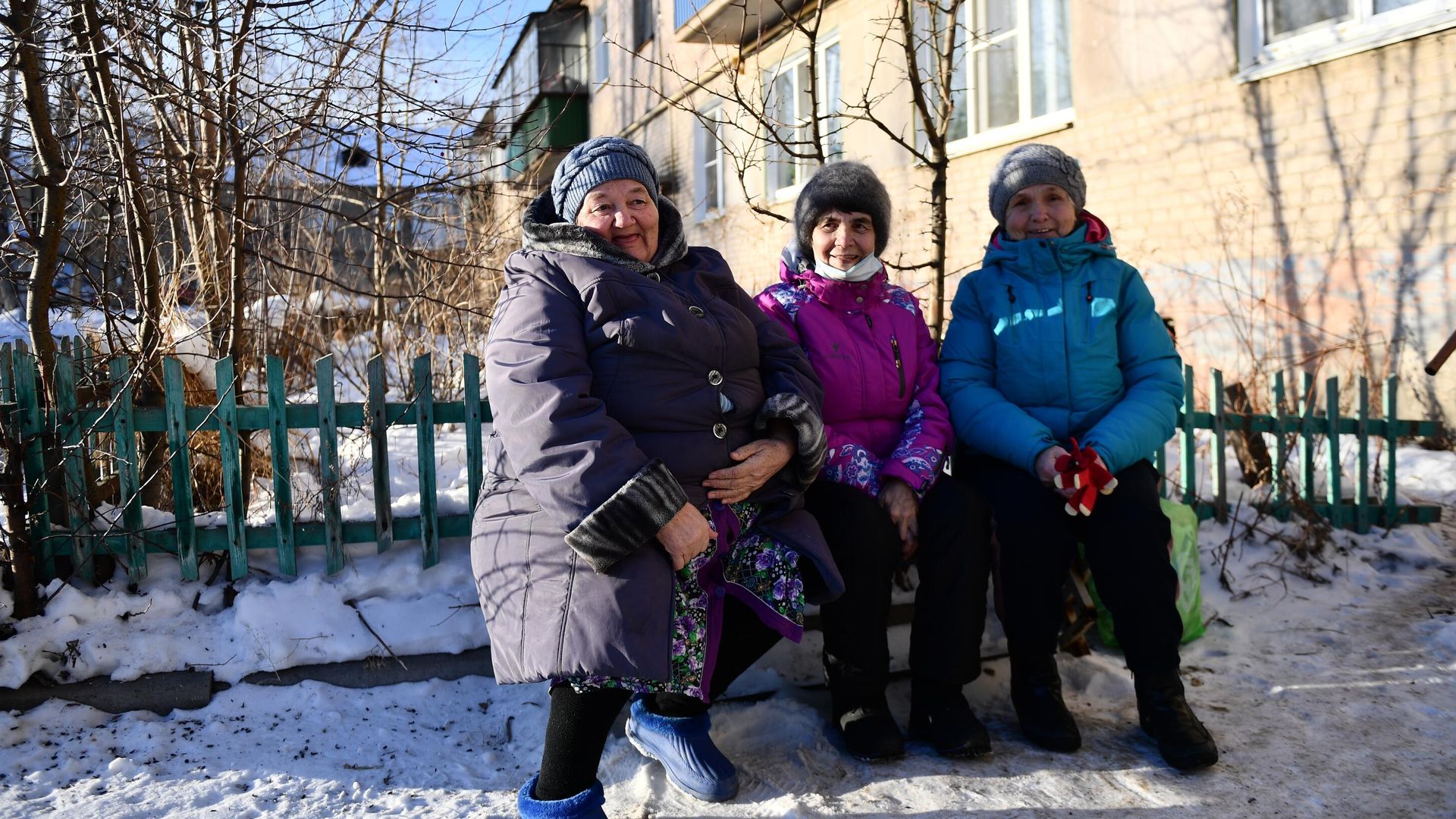 Местные жительницы сидят на лавочке возле жилого дома в Карабаше Местные жительницы сидят на лавочке возле жилого дома в Карабаше - РИА Новости, 1920, 31.01.2022