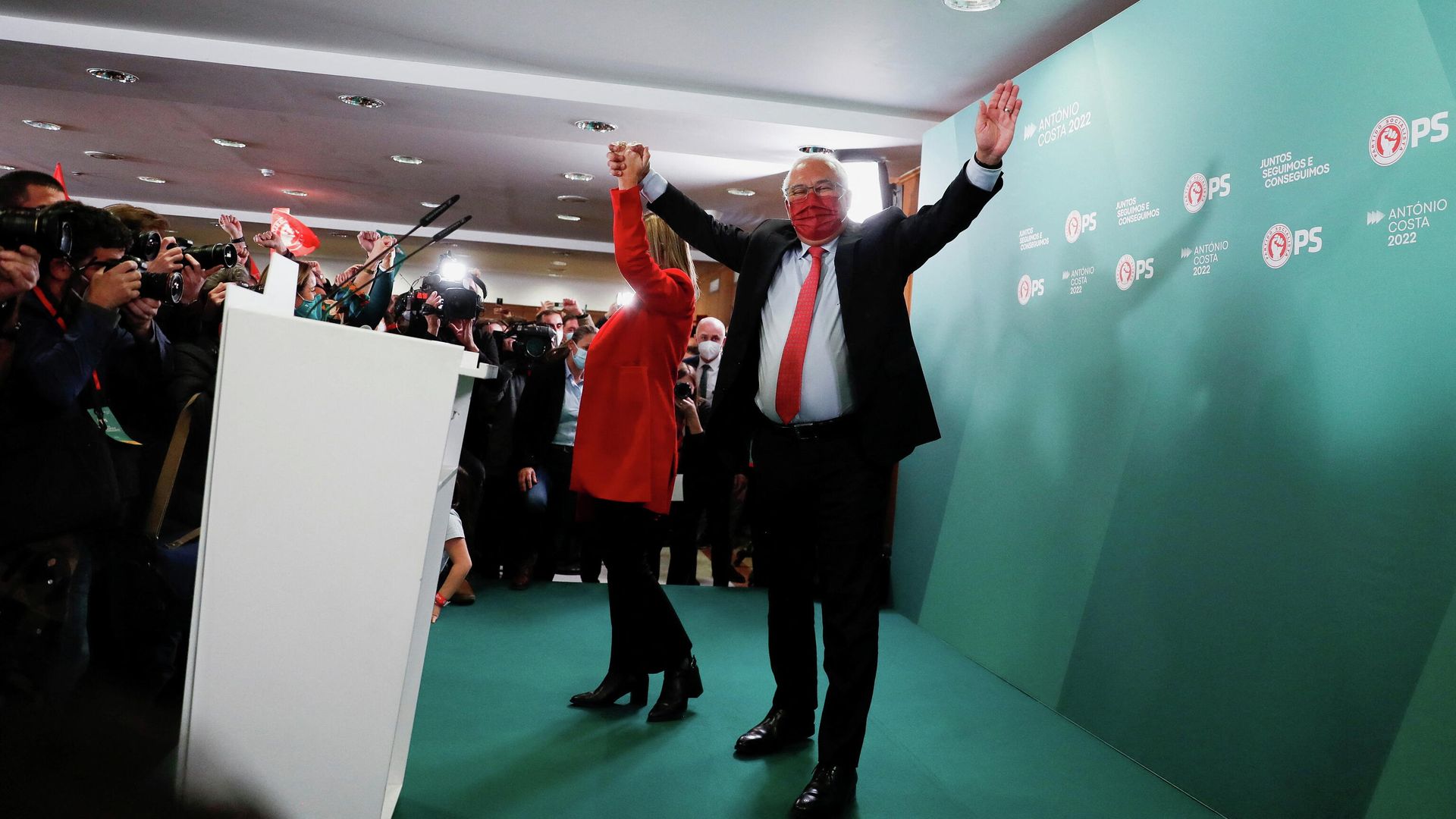 Премьер-министр Португалии и лидер Социалистической партии Антониу Кошта празднует победу на выборах Премьер-министр Португалии и лидер Социалистической партии Антониу Кошта празднует победу на выборах - РИА Новости, 1920, 31.01.2022