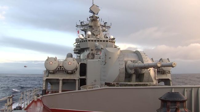 Ракетный крейсер Маршал Устинов во время учений
