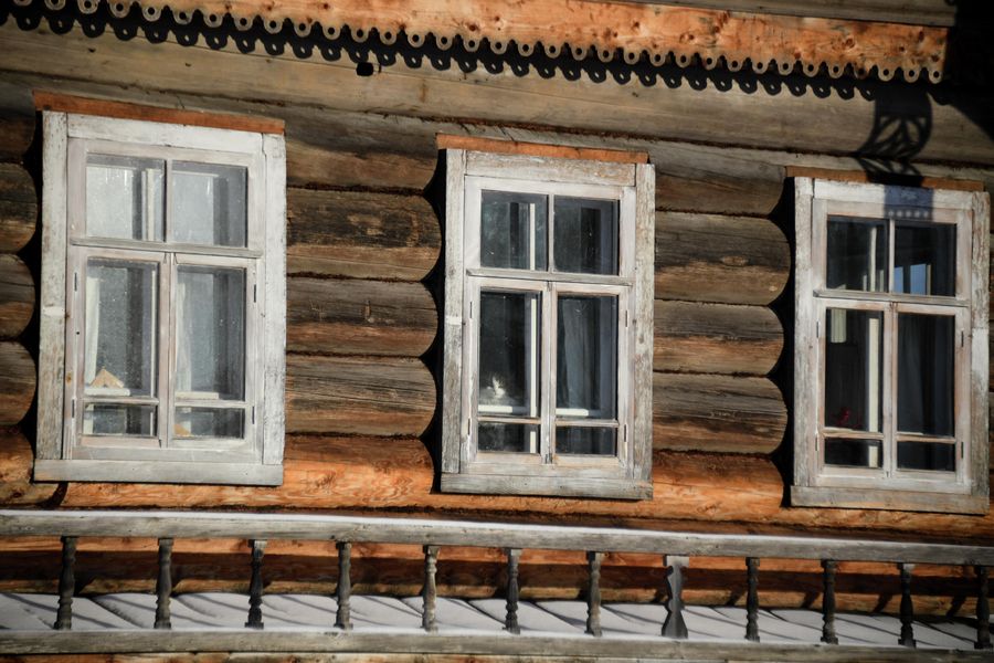 Кот в окне дома В. В. Храпова на территории архитектурно-этнографического музея Вологодской области Семёнково Кот в окне дома В. В. Храпова на территории архитектурно-этнографического музея Вологодской области Семёнково