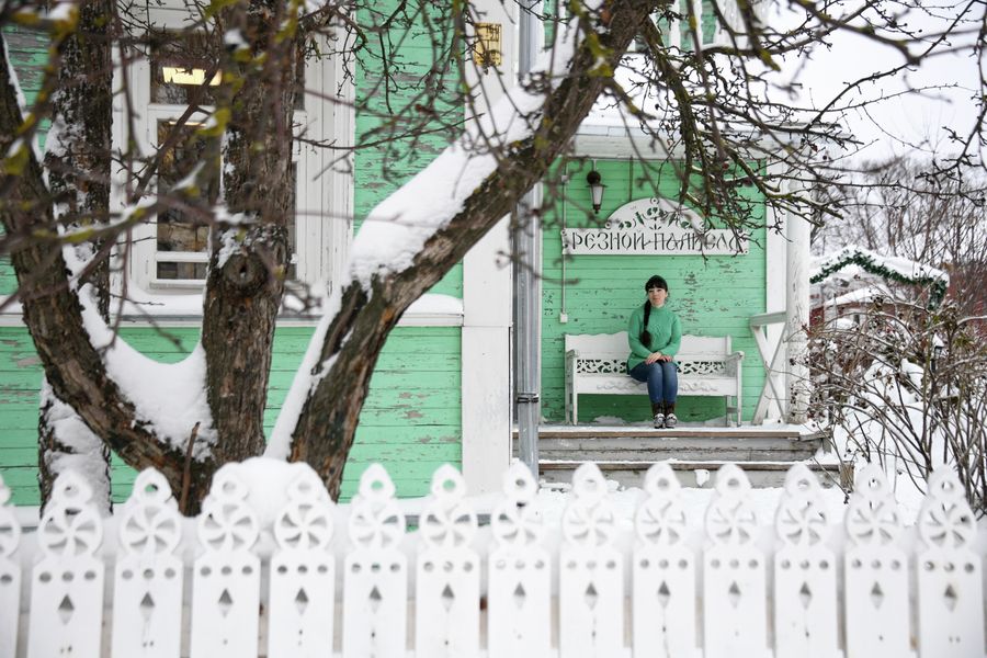 Посетительница на скамейке у входа в здание Центра народных художественных промыслов и ремесел Резной Палисад в Вологде Посетительница на скамейке у входа в здание Центра народных художественных промыслов и ремесел Резной Палисад в Вологде