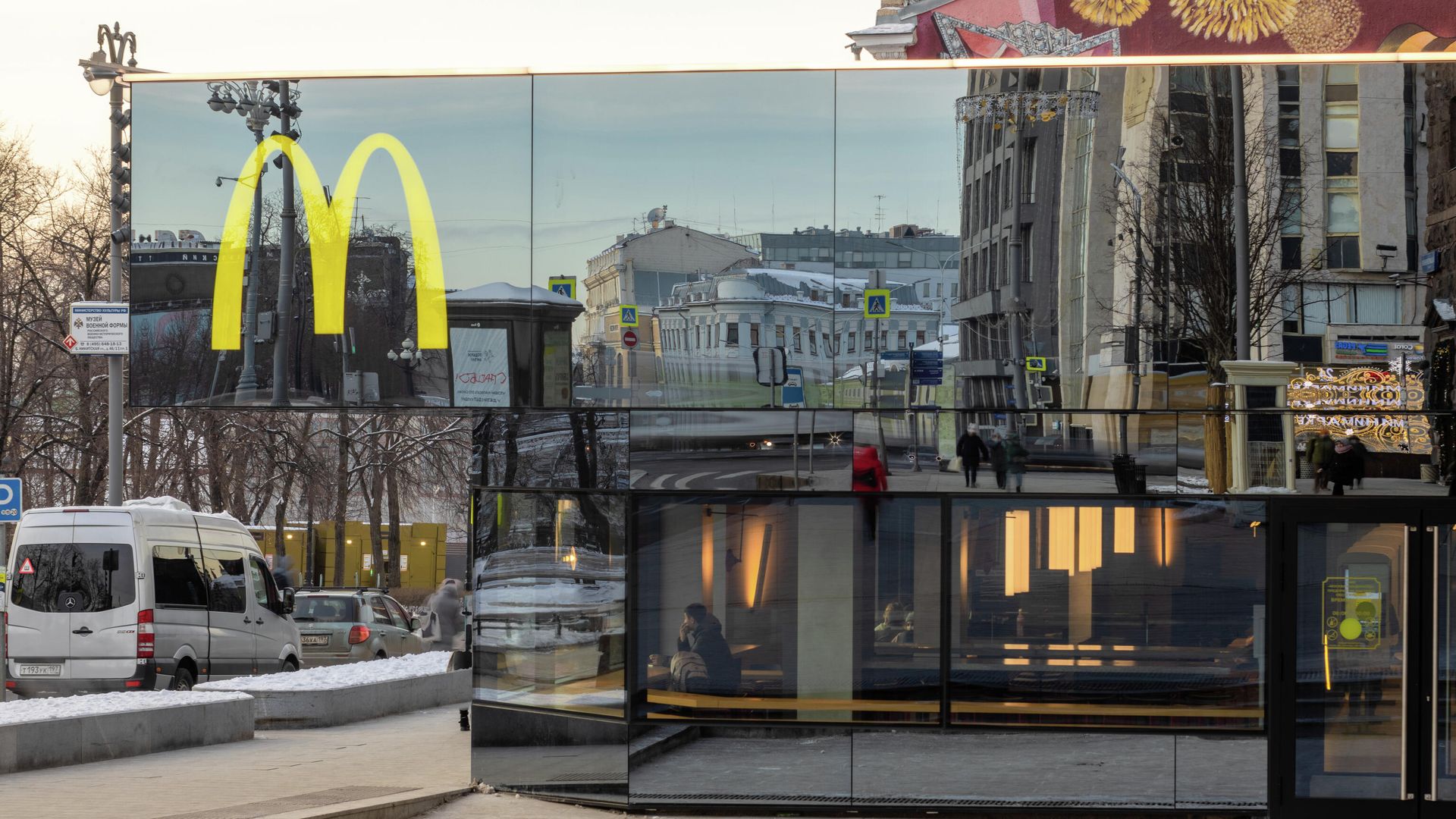 У McDonald's на Пушкинской площади появился зеркальный фасад - РИА Новости, 1920, 31.01.2022