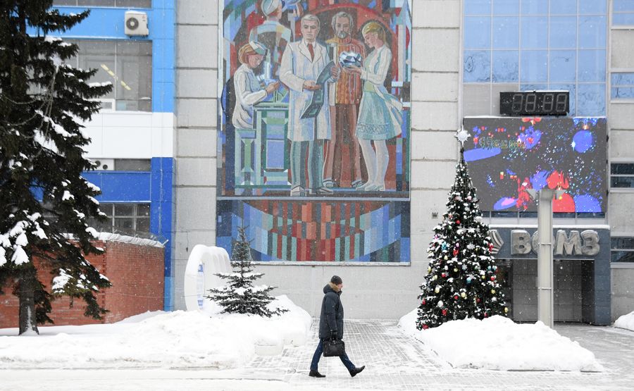 Прохожий возле здания Вологодского оптико-механического завода Прохожий возле здания Вологодского оптико-механического завода
