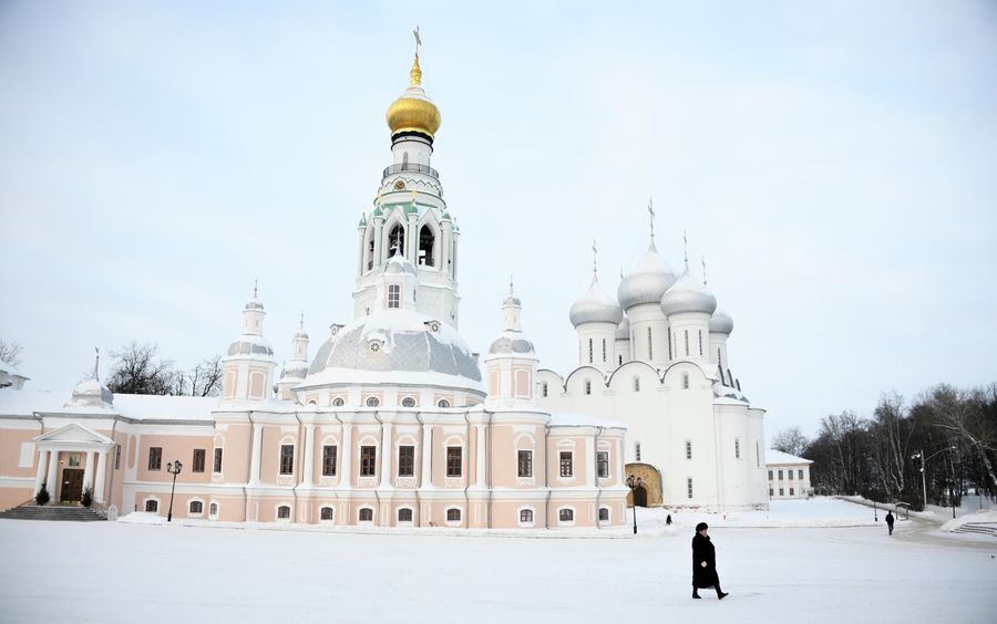 Женщина идет по Кремлевской площади в Вологде Женщина идет по Кремлевской площади в Вологде