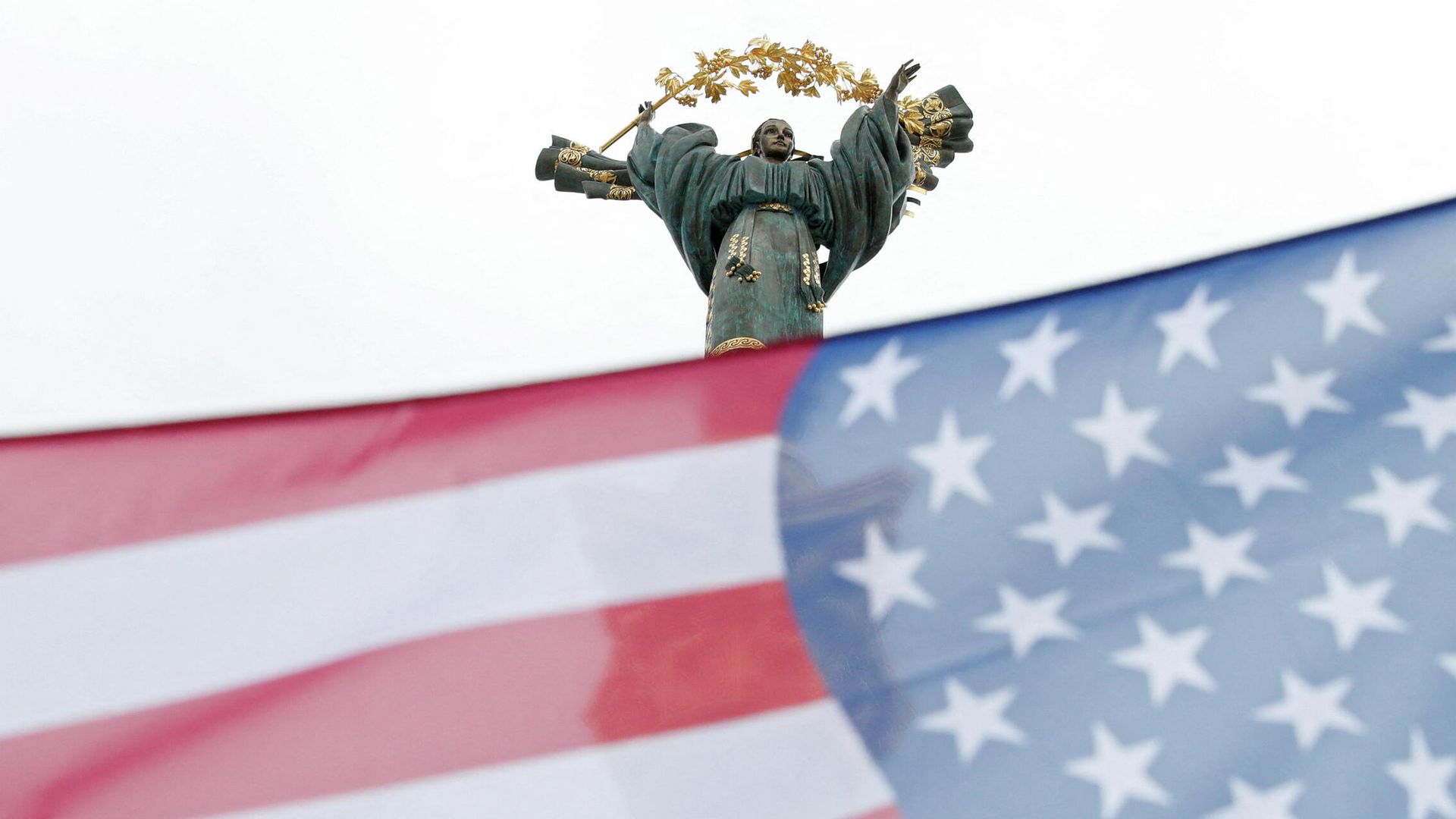 Государственный флаг США на площади Независимости в Киеве Государственный флаг США на площади Независимости в Киеве - РИА Новости, 1920, 14.02.2022