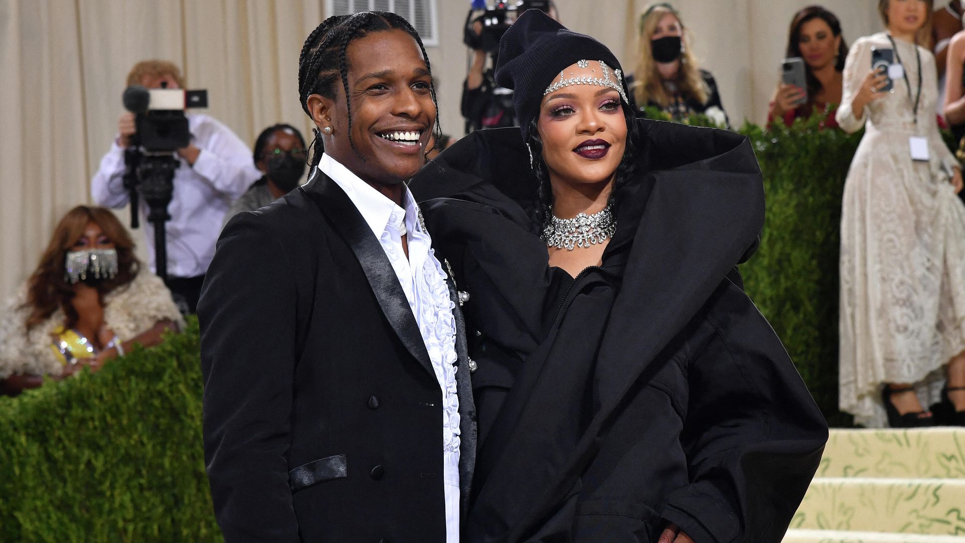 Рианна и A$AP Rocky на балу Института костюма Met Gala в Нью-Йорке Рианна и A$AP Rocky на балу Института костюма Met Gala в Нью-Йорке - РИА Новости, 1920, 31.01.2022