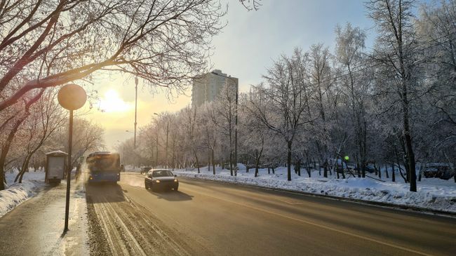 Автобус и автомобиль на дороге
