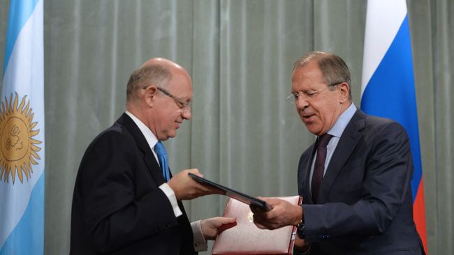 Министр иностранных дел РФ Сергей Лавров (справа) и министр иностранных дел, международной торговли и культа Аргентины Эктор Тимерман во время встречи