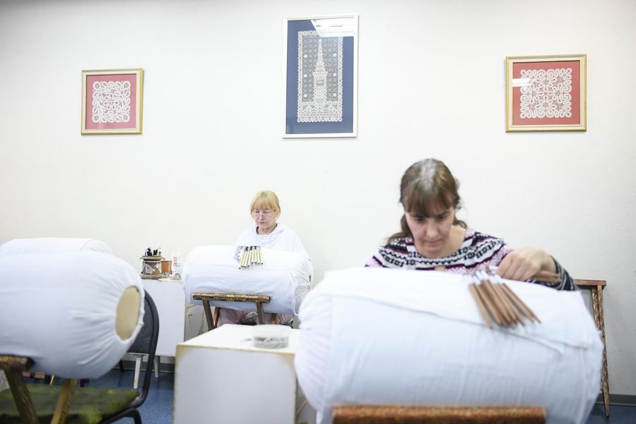 Кружевницы за работой на вологодском предприятии Снежинка Кружевницы за работой на вологодском предприятии Снежинка