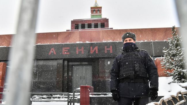 Сотрудник ФСО у Мавзолея В. И. Ленина на Красной площади в Москве Сотрудник ФСО у Мавзолея В. И. Ленина на Красной площади в Москве