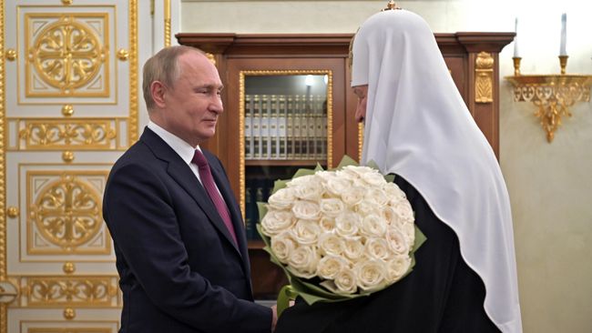Президент РФ Владимир Путин во время встречи с патриархом Московским и всея Руси Кириллом по случаю 13-й годовщины интронизации 