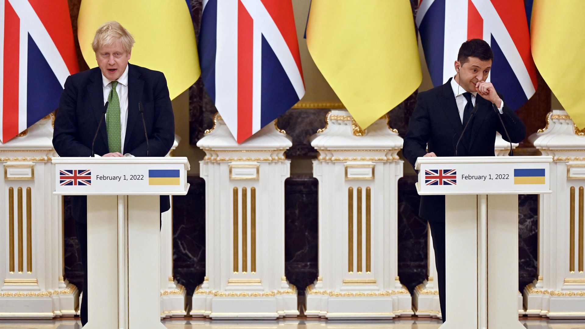Премьер-министр Великобритании Борис Джонсон и президент Украины Владимир Зеленский во время пресс-конференции в Киеве Премьер-министр Великобритании Борис Джонсон и президент Украины Владимир Зеленский во время пресс-конференции в Киеве - РИА Новости, 1920, 02.02.2022
