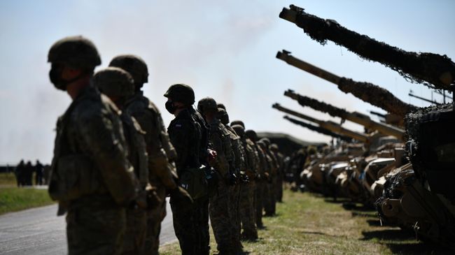 Военнослужащие США и Польши перед началом совместных учений войск НАТО в Польше